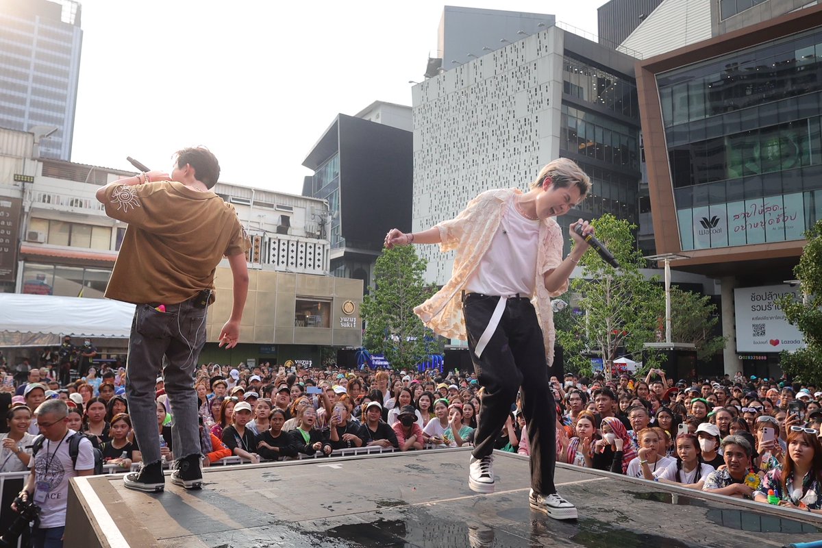 around_ent's tweet photo. “THI-O &amp; TUTOR” นำทีม 11 หนุ่ม ศิลปินฝึกหัดค่าย 2 FLOW ปล่อยจอยงานสงกรานต์กลางสยามสแควร์

อ่านต่อ: https://t.co/DvvQxXdbTK

#THIOTUTOR #ไทโอติวเตอร์
#2FLOWentertainment https://t.co/QGPcea1aQ6