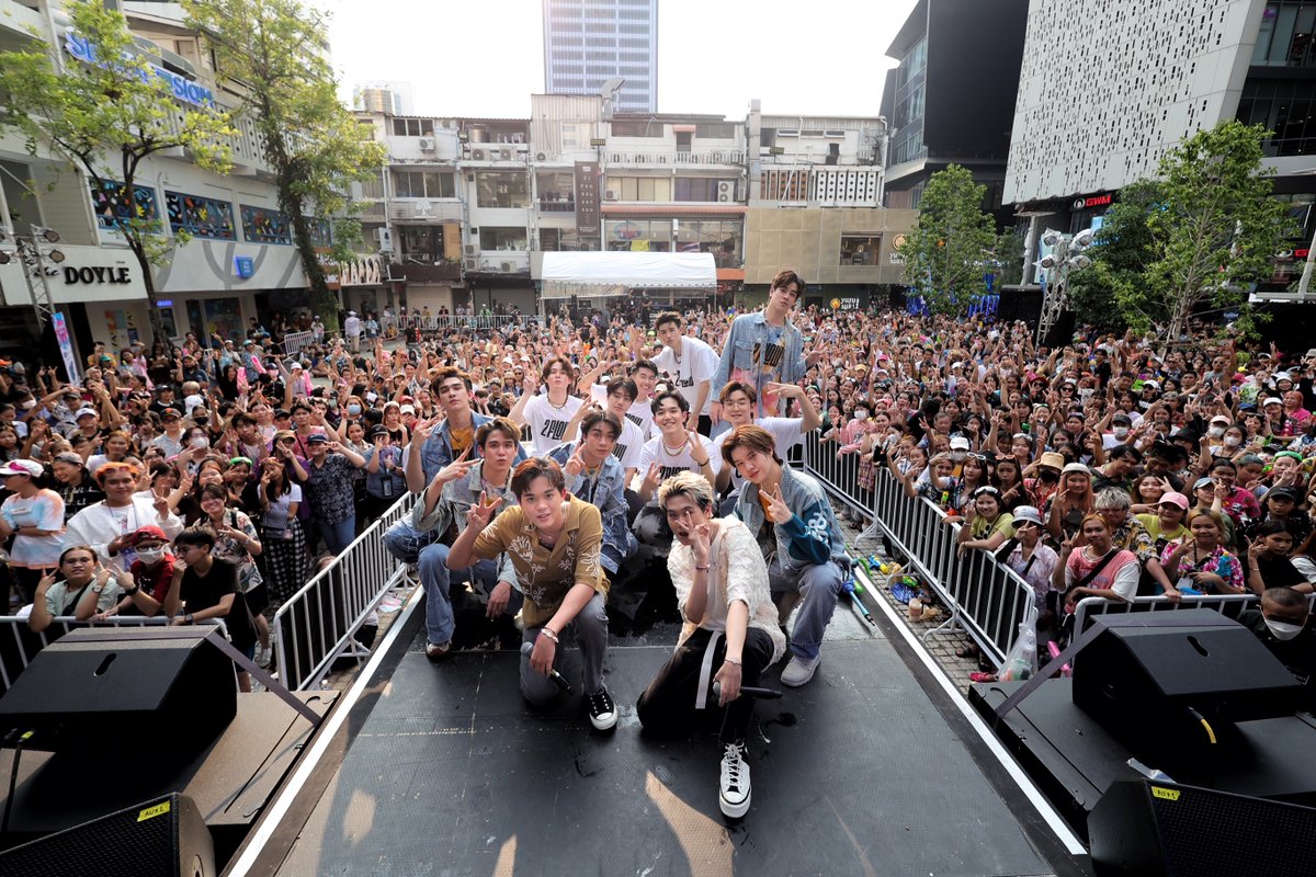 around_ent's tweet photo. “THI-O &amp; TUTOR” นำทีม 11 หนุ่ม ศิลปินฝึกหัดค่าย 2 FLOW ปล่อยจอยงานสงกรานต์กลางสยามสแควร์

อ่านต่อ: https://t.co/DvvQxXdbTK

#THIOTUTOR #ไทโอติวเตอร์
#2FLOWentertainment https://t.co/QGPcea1aQ6