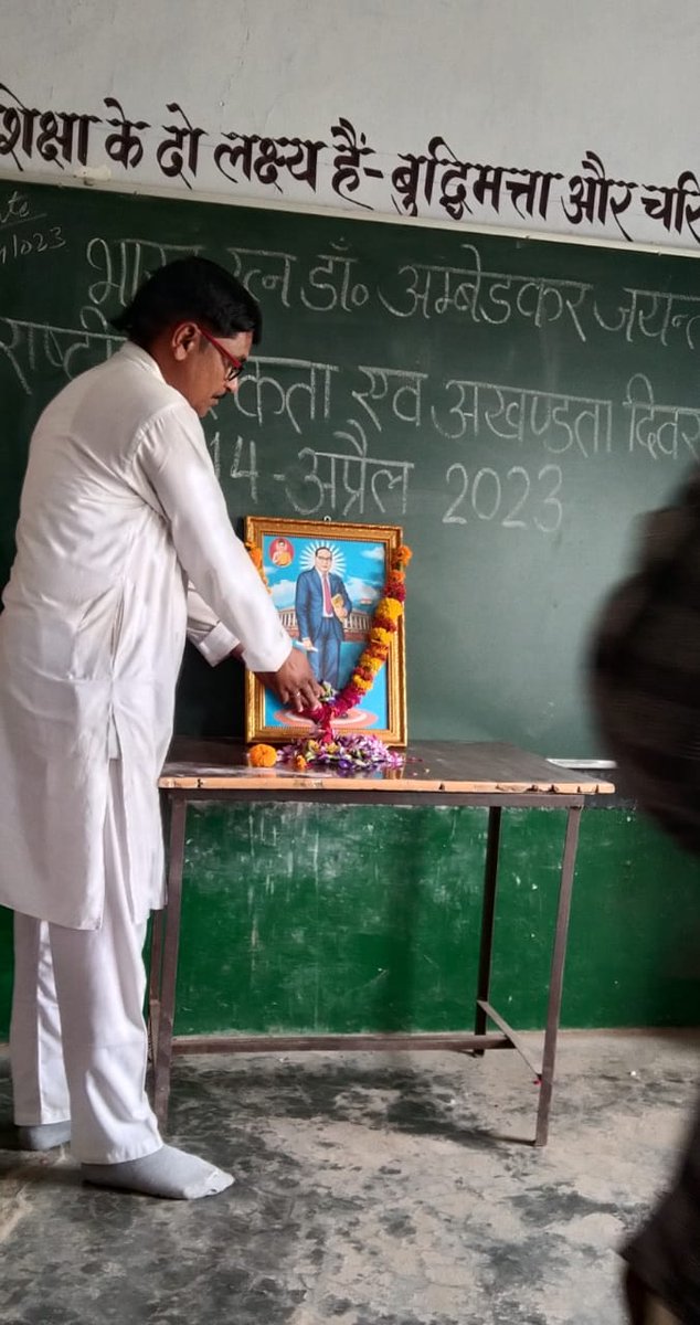 संविधान निर्माता डॉ भीम राव अंबेडकर जी ने इस देश के हर व्यक्ति को गरिमा-पूर्ण जीवन दिलवाने के लिए आजीवन संघर्ष किया। उन्होंने अपने विचारों, लेखों और आंदोलनों के माध्यम से पूरे समाज को राह दिखाने का काम किया। बाबासाहब की जयंती पर उनको कोटि-कोटि नमन।*👏