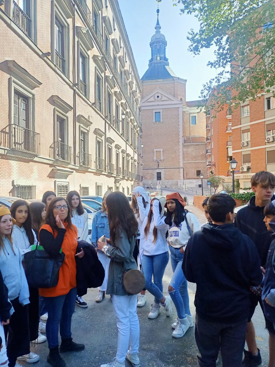 CLaInmaculada's tweet photo. 📷#DirectoCLIPH
Nuestro alumnado de 2.º ESO conoce el Madrid Medieval con @HistoriActiva
Gracias a los monitores que tuvieron mucha paciencia con nosotros.
#directo #atréveteacaminar #historia https://t.co/GvuEGaMXLI