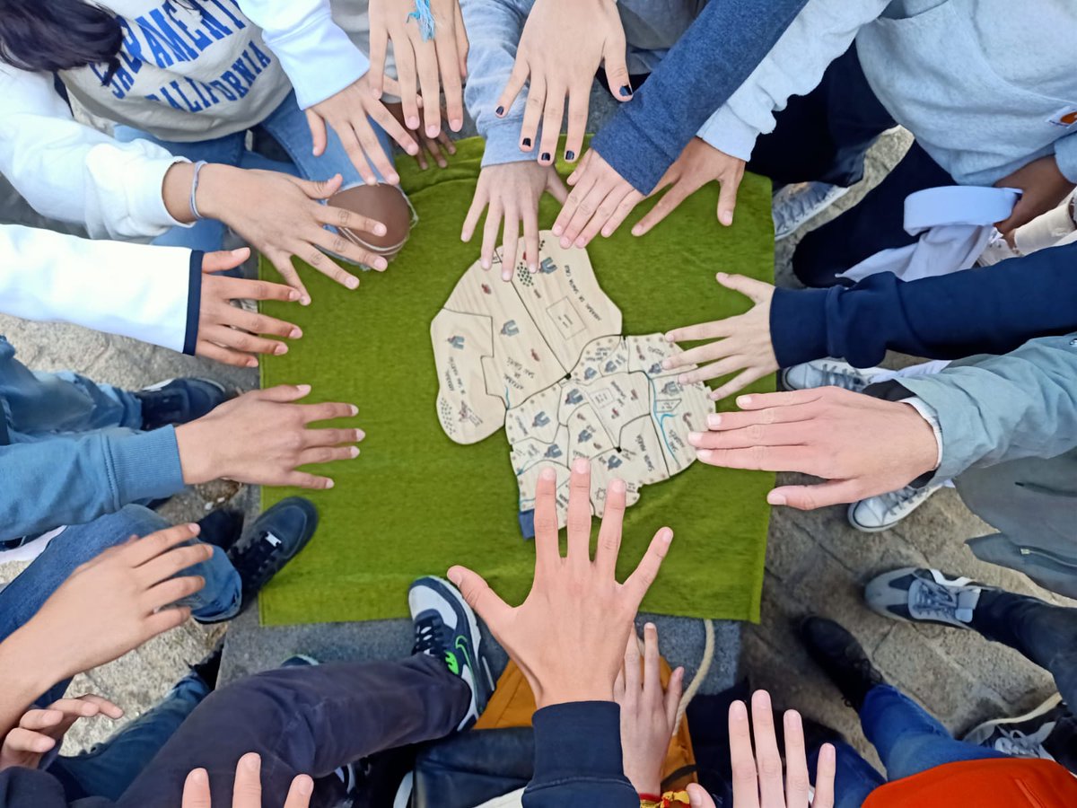 CLaInmaculada's tweet photo. 📷#DirectoCLIPH
Nuestro alumnado de 2.º ESO conoce el Madrid Medieval con @HistoriActiva
Gracias a los monitores que tuvieron mucha paciencia con nosotros.
#directo #atréveteacaminar #historia https://t.co/GvuEGaMXLI