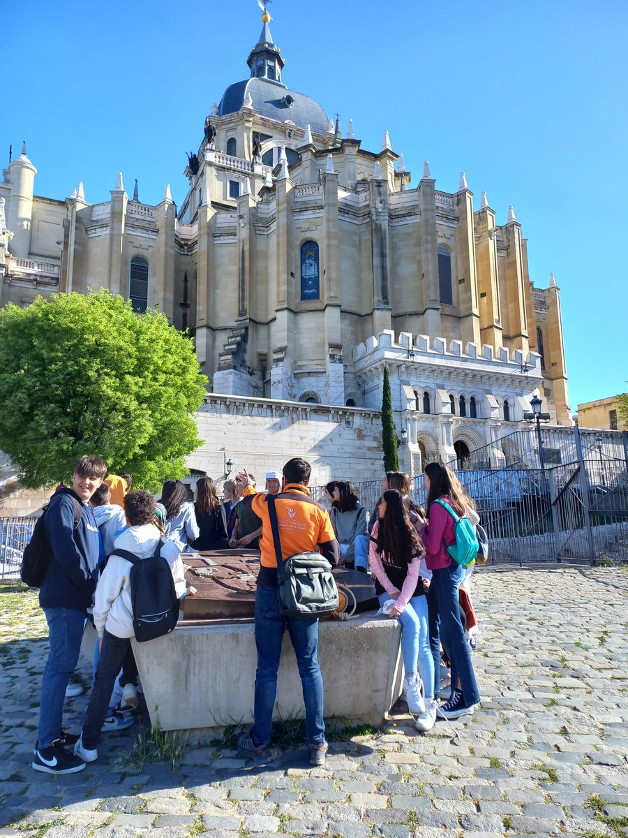 CLaInmaculada's tweet photo. 📷#DirectoCLIPH
Nuestro alumnado de 2.º ESO conoce el Madrid Medieval con @HistoriActiva
Gracias a los monitores que tuvieron mucha paciencia con nosotros.
#directo #atréveteacaminar #historia https://t.co/GvuEGaMXLI