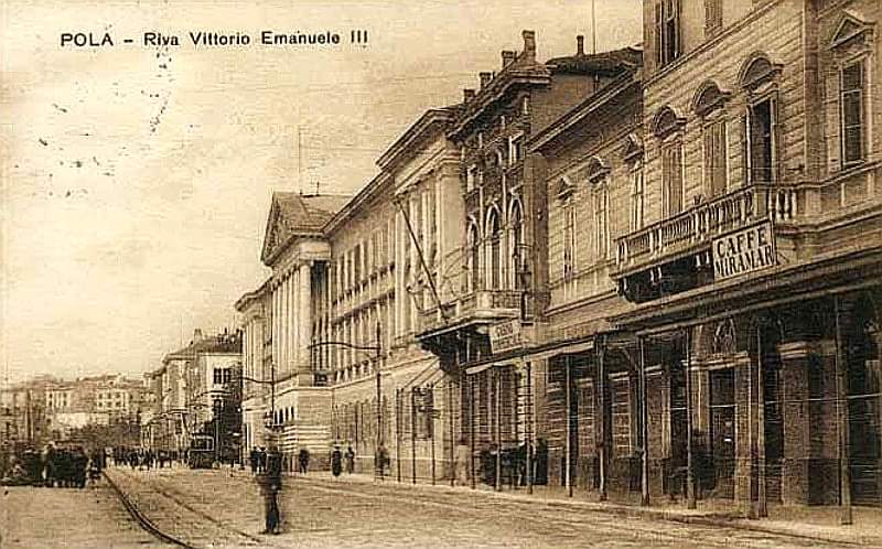 be_polite_ss's tweet photo. #Pula #Pola #Pulj #Istria around 1931.
Yes we had once a tram. Unfortunately around mid 1930's tram was removed and busses 🚌 came. https://t.co/fhee94Ufmw