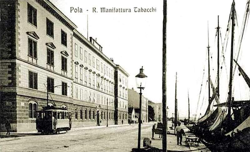 be_polite_ss's tweet photo. #Pula #Pola #Pulj #Istria around 1931.
Yes we had once a tram. Unfortunately around mid 1930's tram was removed and busses 🚌 came. https://t.co/fhee94Ufmw