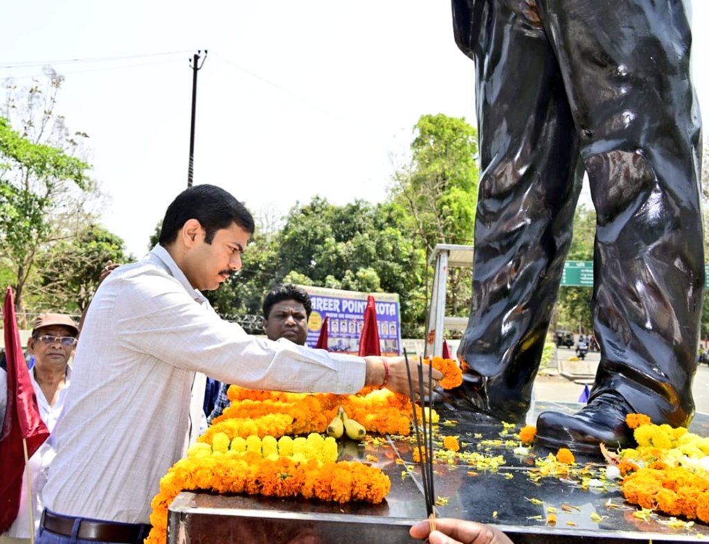 DumkaDc's tweet photo. भारतीय संविधान के निर्माता, "भारत रत्न" बाबा साहेब डॉ भीमराव आंबेडकर जी की जयंती ��े अवसर पर डॉ आंबेडकर जी की प्रतिमा पर माल्यार्पण करते हुए श्रद्धा सुमन अर्पित किया।
@HemantSorenJMM https://t.co/eChv7aWnXP
