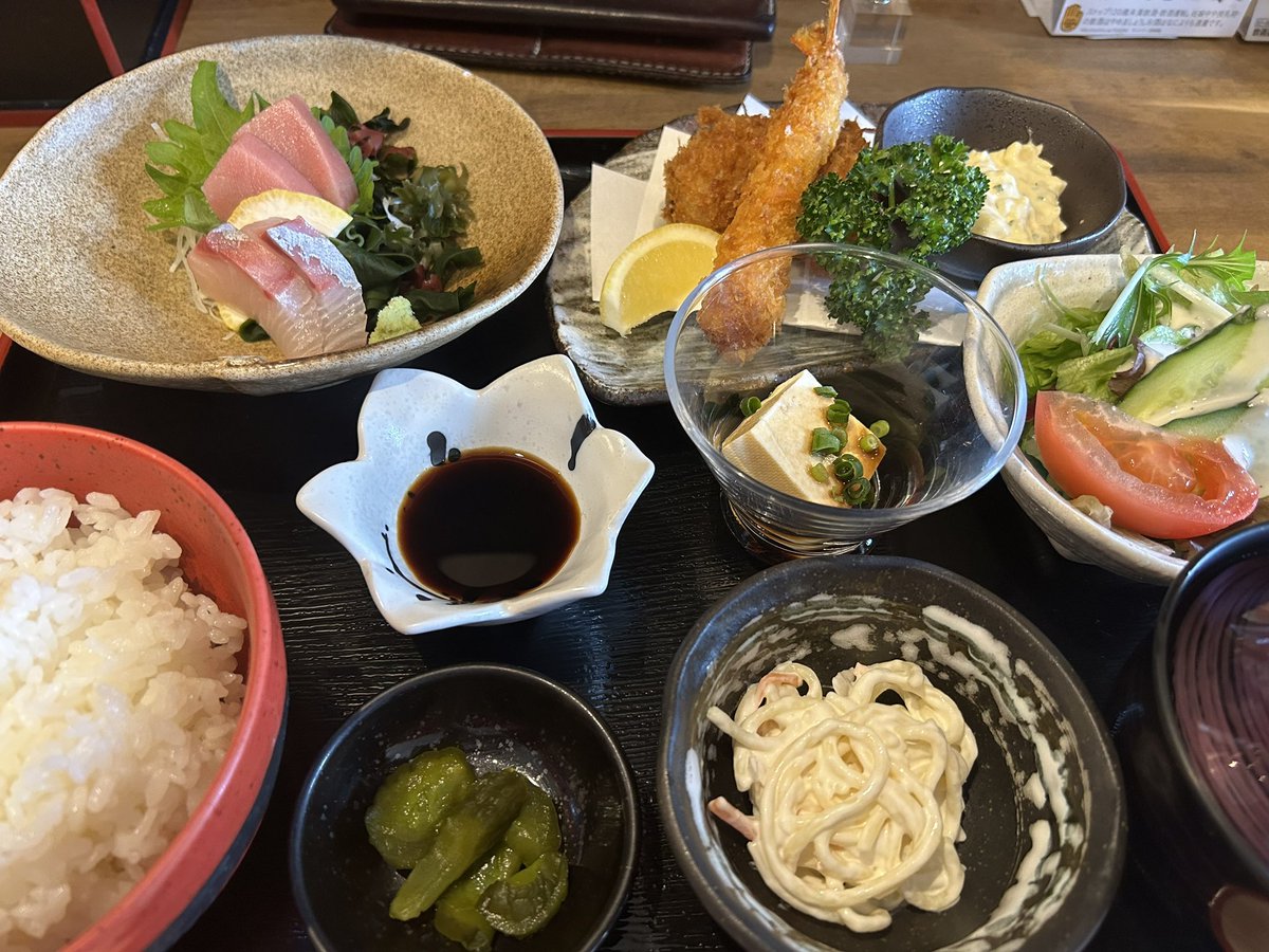 serenodaimyo's tweet photo. スーパーチャージャーの近くにコンビニや気の利いた食堂がないSCも有るので、機動力アップの為にキックボード持参！

鳥取SCの周りは閑散としているので徒歩だと探すの時間的にキツい！

お陰様で、美味しいランチ（千円）を見つける事出来て！

今回の福岡ー東京は山陰道往復利用でした！ https://t.co/ckvlcaaMVq