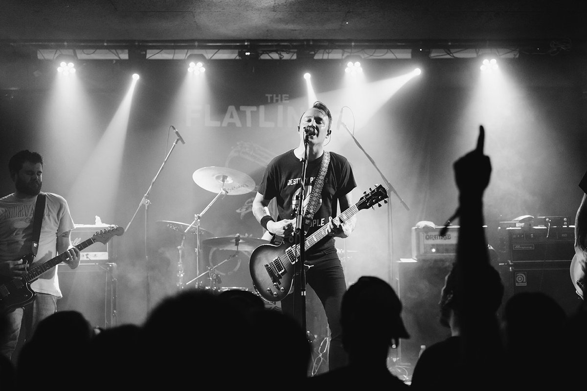jokinfdez's tweet image. La buena dosis de punk recomendada de bailes, saltos, luz y color anoche en @DabadabaSS con @theflatliners y todos sus cantares desde Canadá. ✊🏻⚡

Thanks for the confidence, mates! 🖤

📸 instagram.com/p/CrAZeVCqEiy/…

#theflatliners #donostia #concierto #rock