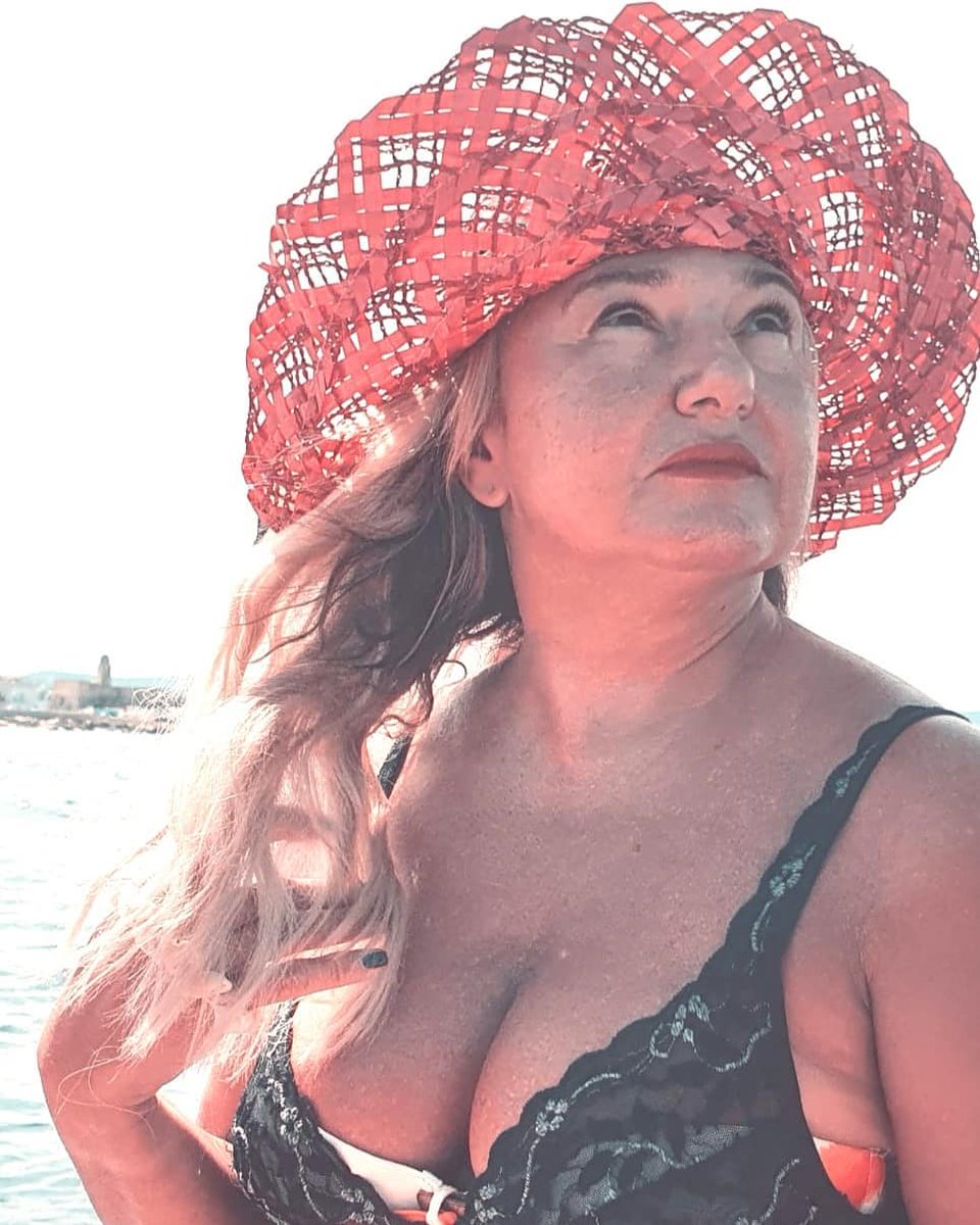 Bi annem var ki hem bebek yüzlü hem masum hem iri gögüslü ve dolgun...