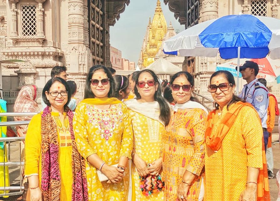 BoraBindu's tweet photo. ।। श्री काशीविश्वनाथोविजयतेतराम् ।।
आज शिवनगरी में बाबा विश्वनाथ के दर्शन-पूजन-अर्चन का सौभाग्य मिला।
सानंदमानंदने बसंतं आनंदकंदं हतपापबृंदम् ।
वाराणसीनाथमनाथं श्रीविश्वनाथं शरणं प्रपद्ये ॥
#bindubora #ourlucknow https://t.co/4IFtQQjAH3