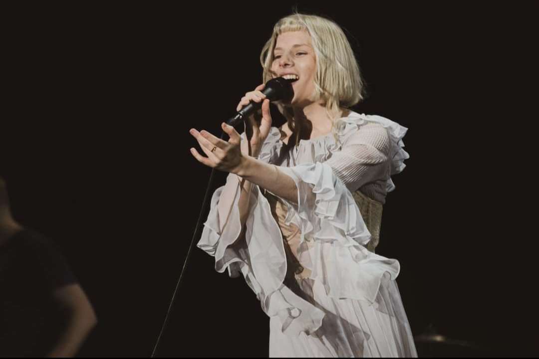 Mimii_Starlight's tweet photo. #AURORAENMEXICO "después de los 24 la gente no escucha cosas nuevas", y confirmo, pero desde que escuché la voz de @AURORAmusic quedé cautivada, no hay palabras, tuve la oportunidad fotografiarla en el CC y hace unas semanas en el FEP, el simi de 🇨🇴 yo lo compré @auroramexicoofi https://t.co/dXKzVh5pm1