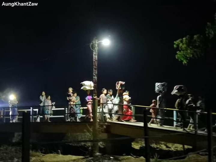 KyawLwin555's tweet photo. During Thingyan period, in Sagaing's Salingyi tsp, >5,000 civilians from 9 villages on west bank of Chindwin River fled at night as clash erupted at NyaungPinGyi police station on Chindwin West Bank on Apr 13 night. #RevolutionaryThingyan #2023Apr14Coup #WhatsHappeningInMyanmar https://t.co/clOhmt02mK