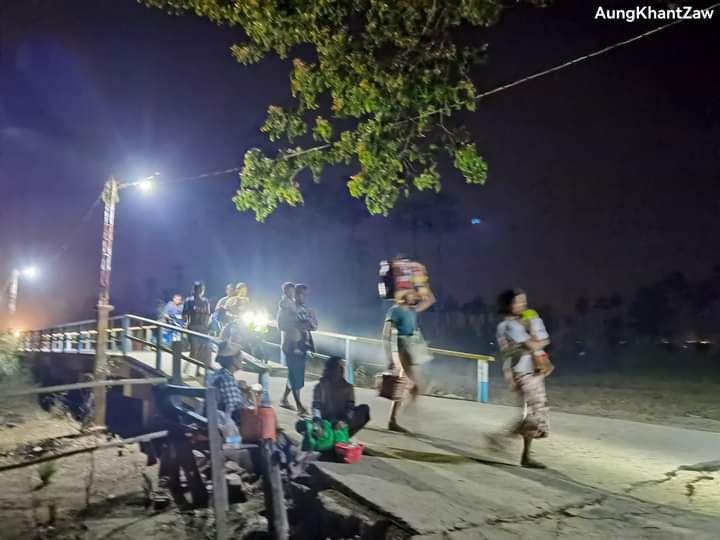 KyawLwin555's tweet photo. During Thingyan period, in Sagaing's Salingyi tsp, >5,000 civilians from 9 villages on west bank of Chindwin River fled at night as clash erupted at NyaungPinGyi police station on Chindwin West Bank on Apr 13 night. #RevolutionaryThingyan #2023Apr14Coup #WhatsHappeningInMyanmar https://t.co/clOhmt02mK