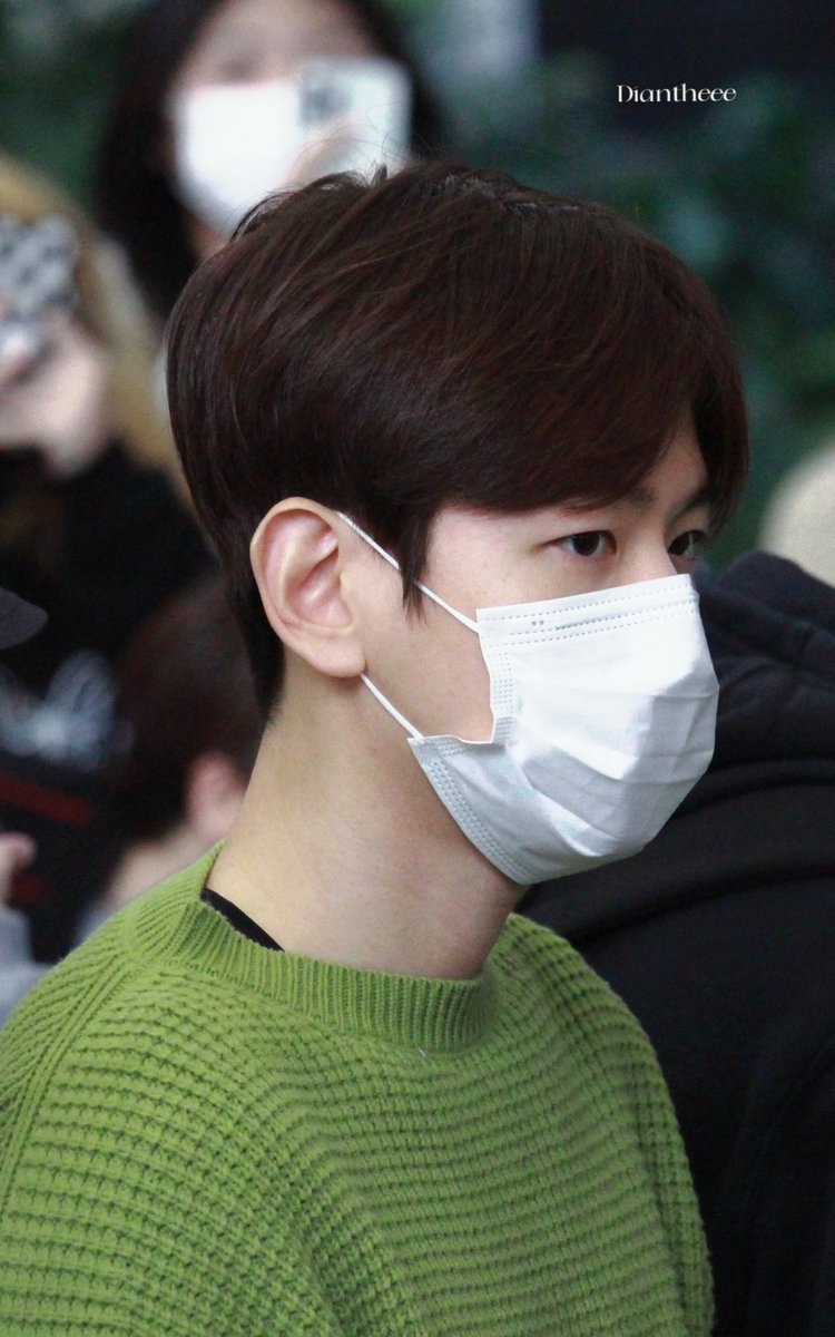 ujeong5627's tweet photo. 230414 백현 김포공항 출국
코디 너무 멋있는디??

#EXO #백현이 #백현 #BEAKHYUN   #EXOCLOCK_EXO_FANMEETING #边伯贤 https://t.co/IKcuJwf7dn