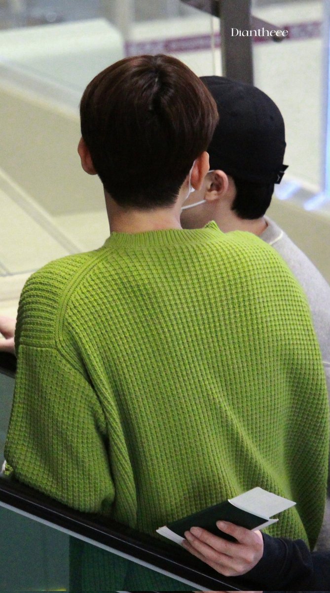 ujeong5627's tweet photo. 230414 백현 김포공항 출국
코디 너무 멋있는디??

#EXO #백현이 #백현 #BEAKHYUN   #EXOCLOCK_EXO_FANMEETING #边伯贤 https://t.co/IKcuJwf7dn