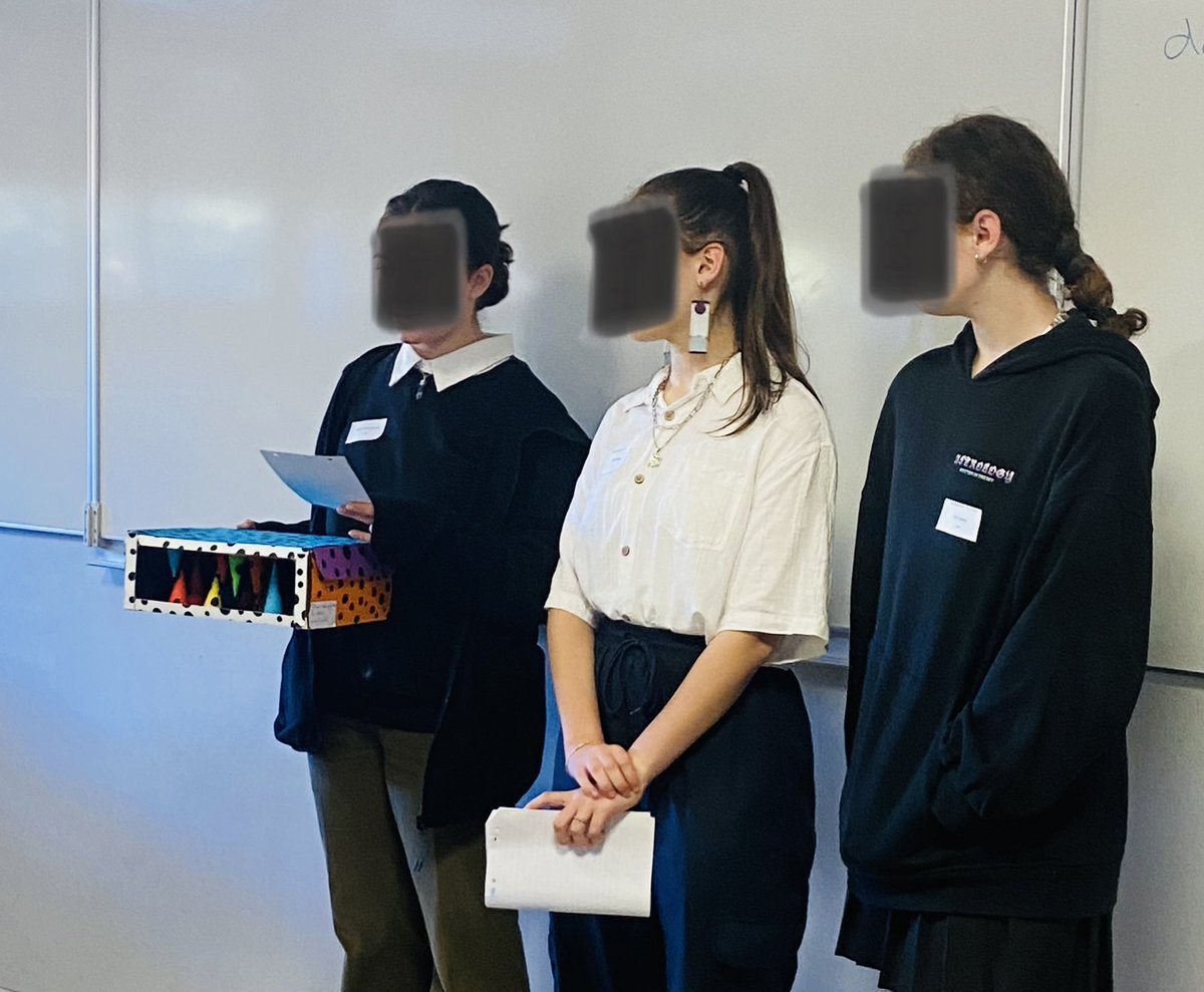 Wesolowluce's tweet photo. Semaine des arts et de la culture @CE_FontdeFillol Médiateurs culturels 4eme passent dans toutes les salles pour déposer un musée portatif et le présenter. #histoiredesarts #oral @LaetitiaOucher1 @CroisonnierH @CardieNice @AcademieNice https://t.co/9N6WmX4FlP