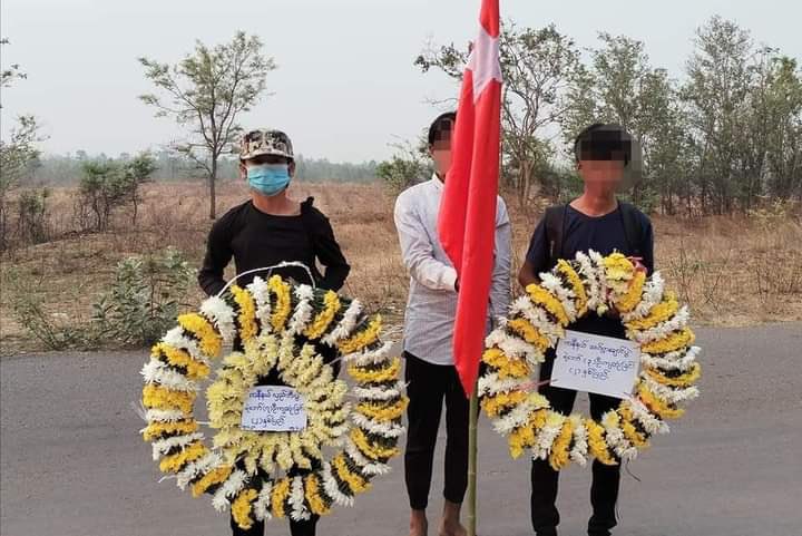 Dryas838074571's tweet photo. #Kani township Spring Revolution Strike Force &amp; locals held an anti-coup protest on Monywa - Yargyi - Kalewa Road Apr 14, marking 2-year anni of death of 10 comrades who lost their lives in clashes in Thingyan period.
#RevolutionaryThingyan
#2023Apr14Coup
#WhatsHappeningInMyanmar https://t.co/zrOfaxMo3O