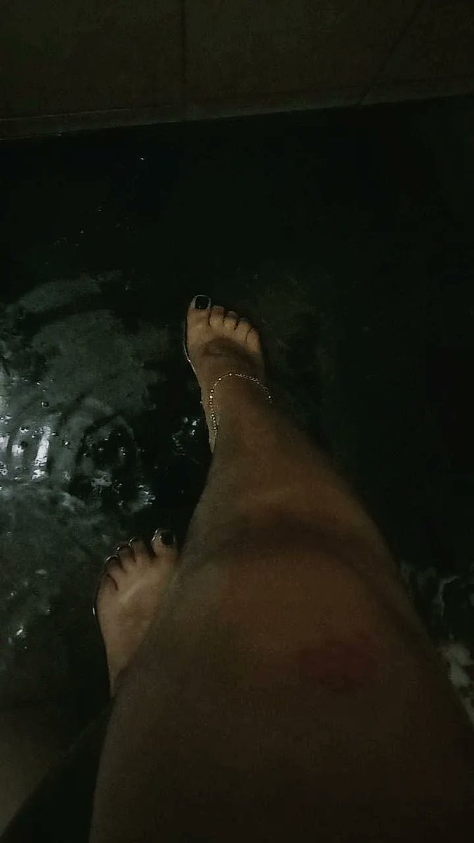 Mia_mor33's tweet photo. Turbio no !? (Así sale el agua cuando te pintas el cabello negro y te lo lavas) y xq no ; tomar una foto,  es negro! Y yo amo todo lo negro 🖤 https://t.co/duyWErb9yZ