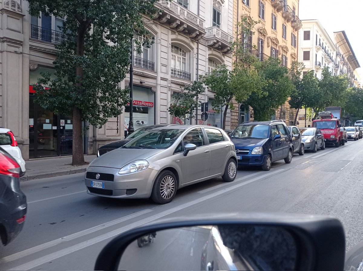 Il cantiere di via Crispi crea un disagio pesante; la sospensione della ZTL ne crea due: traffico bloccato e inquinamento alle stelle anche in via Roma. La ZTL è una risorsa per la città, trattarla come un problema è segno di arretratezza culturale.