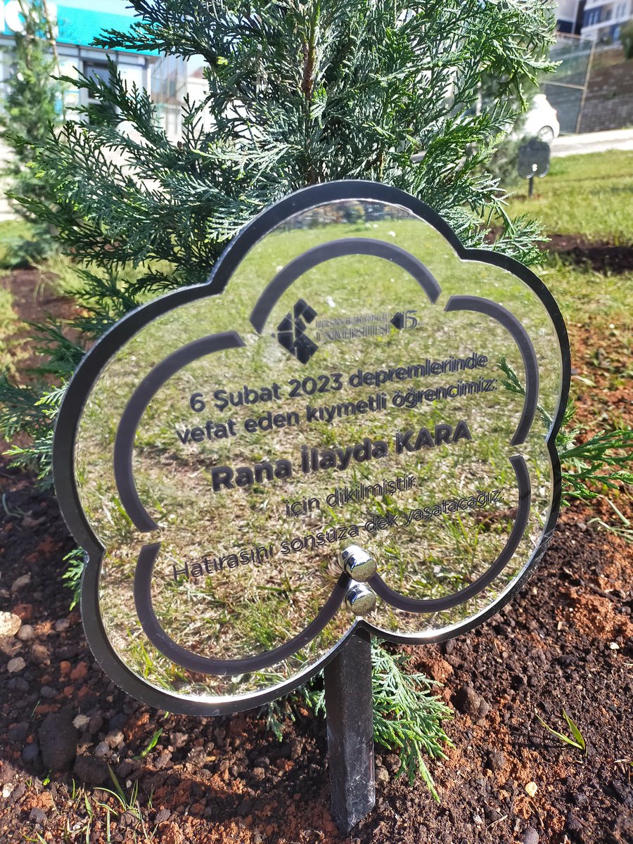 Acıları yüreğimize, fidanları kampüsümüze kök saldı. Depremde kaybettiğimiz öğrenci ve mezunlarımızın anılarını her daim yaşatacağız.. 
<a href="/BayramlarKezban/">Kezban Yiğiter</a> <a href="/yavuzyakut/">Prof. Dr. Yavuz Yakut</a> <a href="/serkan_usgu/">Serkan Usgu</a>