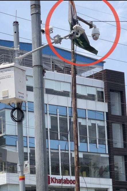 gourav2907's tweet photo. ⁦@BangalorePolice⁩ ⁦⁦@hsrltrafficps⁩ ⁦@BlrCityPolice⁩ ⁦@blrcitytraffic⁩ 
Spotted this flag in HSR Layout in a very unmaintained condition. Requesting you to look into this and please do the needful. https://t.co/hOAuNmq6OI