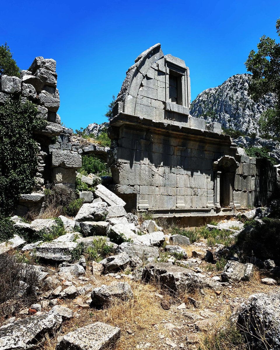 ArkheDergisi's tweet photo. Termessos Antik Kenti / Güllük (Solymos) Dağı / Antalya
📸 @damlabayazit 

🏛️📜 Termessos, Pisidya bölgesinin "Milyas"olarak anılan güneybatı bölümünde konumlanmış önemli bir antik kenttir.
Kent, Anadolu'nun en eski halklarından Luvi'lerin soyundan gelen Solym'ler tarafından++++ https://t.co/cxOVQ5duMz