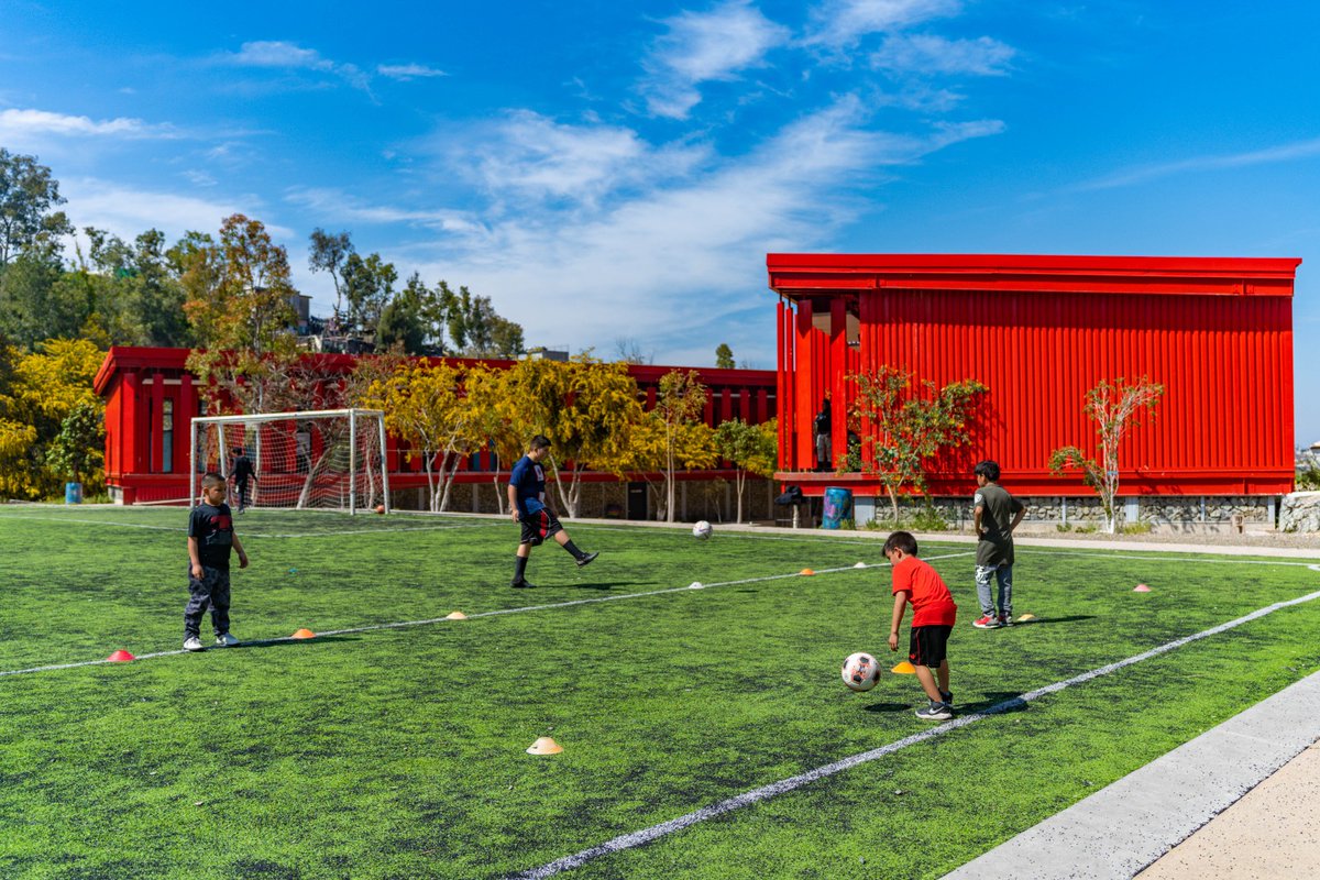 MeyerFalcon's tweet photo. ¿Pueden imaginar que esto antes era un basurero? Ahora es el Centro de Desarrollo Comunitario y Deportivo Sánchez Taboada que la @SEDATU_mx construyó en Tijuana. 

Las y los niños practican fútbol rodeados de la vegetación que dejó la primavera. #TijuanaLate https://t.co/r0etWfKCN5