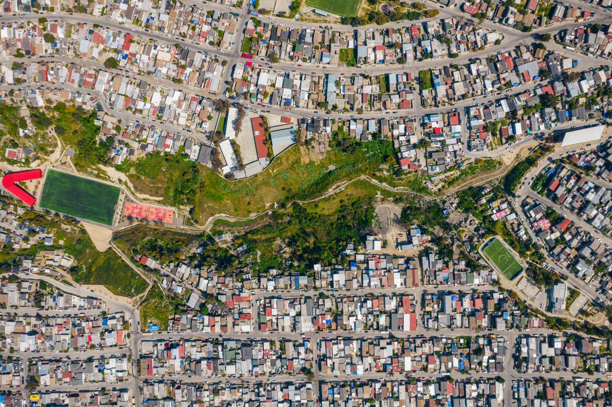 MeyerFalcon's tweet photo. ¿Pueden imaginar que esto antes era un basurero? Ahora es el Centro de Desarrollo Comunitario y Deportivo Sánchez Taboada que la @SEDATU_mx construyó en Tijuana. 

Las y los niños practican fútbol rodeados de la vegetación que dejó la primavera. #TijuanaLate https://t.co/r0etWfKCN5
