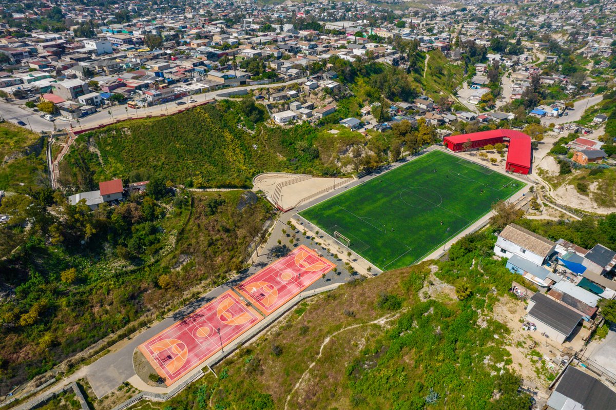 MeyerFalcon's tweet photo. ¿Pueden imaginar que esto antes era un basurero? Ahora es el Centro de Desarrollo Comunitario y Deportivo Sánchez Taboada que la @SEDATU_mx construyó en Tijuana. 

Las y los niños practican fútbol rodeados de la vegetación que dejó la primavera. #TijuanaLate https://t.co/r0etWfKCN5