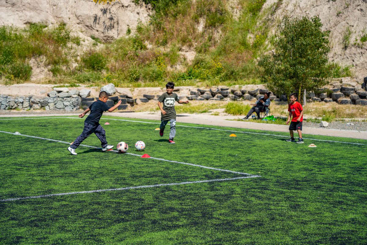MeyerFalcon's tweet photo. ¿Pueden imaginar que esto antes era un basurero? Ahora es el Centro de Desarrollo Comunitario y Deportivo Sánchez Taboada que la @SEDATU_mx construyó en Tijuana. 

Las y los niños practican fútbol rodeados de la vegetación que dejó la primavera. #TijuanaLate https://t.co/r0etWfKCN5
