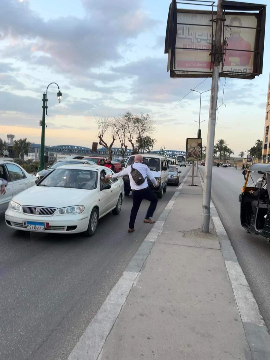 jamal_00ye's tweet photo. موظفو سفارة كندا في مصر يوزعوا وجبات إفطار للمسلمين في القاهرة.
وتستقبل كندا كل عام الآلاف من المسلمين الذين شردتهم الحروب من أوطانهم.
تصرف لهم المساعدات وتوفر لهم كل إحتيجاتهم.
سنوات قصيرة ويتحول هؤلاء إلى مواطنين كنديين وأنا أحدهم
#كندا https://t.co/HDGYFOs4tr