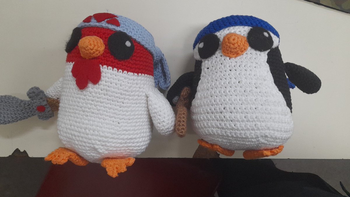 Les presento los Pengu que voy animando a tejer, los cuales nos acompañaron en Gamergy por <a href="/ComunidadTft/">Comunidad TFT #SOMOSTFT</a> y ya viajaron para @WynSilver quién los adoptó 💕
Pattern by <a href="/1UpCrochet/">Ashe</a>