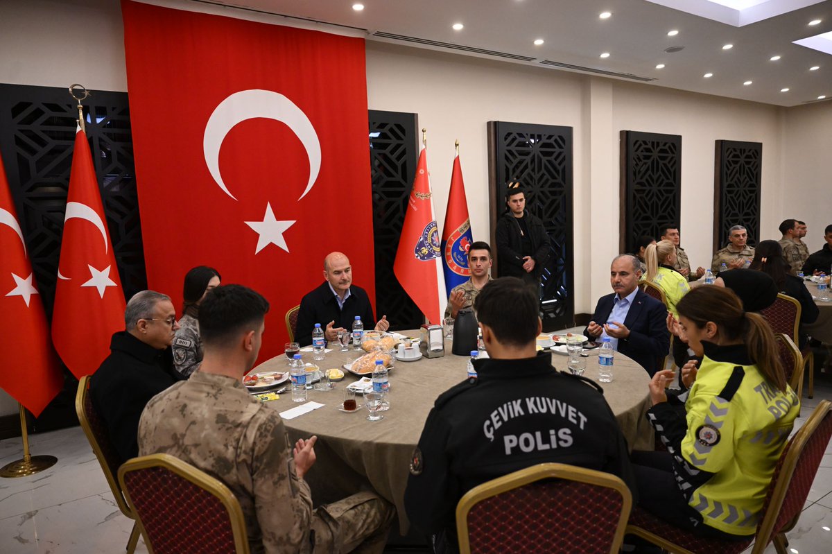 suleymansoylu's tweet photo. Sahur sofrasının bereketini Diyarbakır'da, Kahraman Polislerimiz ve Jandarma'mızla paylaştık.

Rabbim, tuttuğumuz oruçları kabul eylesin... https://t.co/Od6HUQqGZV