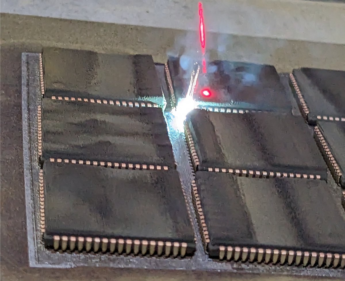 johndmcmaster's tweet photo. Chip repackaging project "Second Production" (scaling up) debrief. Earlier I posted some preliminary ideas of how to quickly and gently decap a large number of chips. What did I settle on? https://t.co/YrYkklENK8