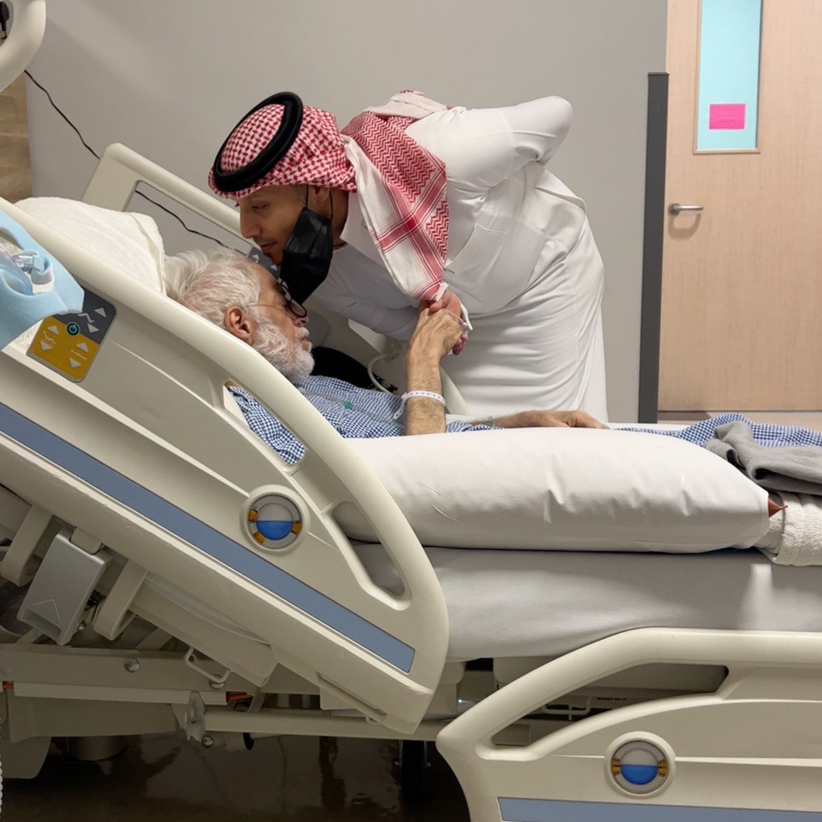 doryaziz's tweet photo. يارب لا تجعل له ألماً إلا خففته و ازلته، اللهم اشفي ابي وهون عليه واسعد قلبي بشفائه 🤍. https://t.co/gQT7RzgDdH