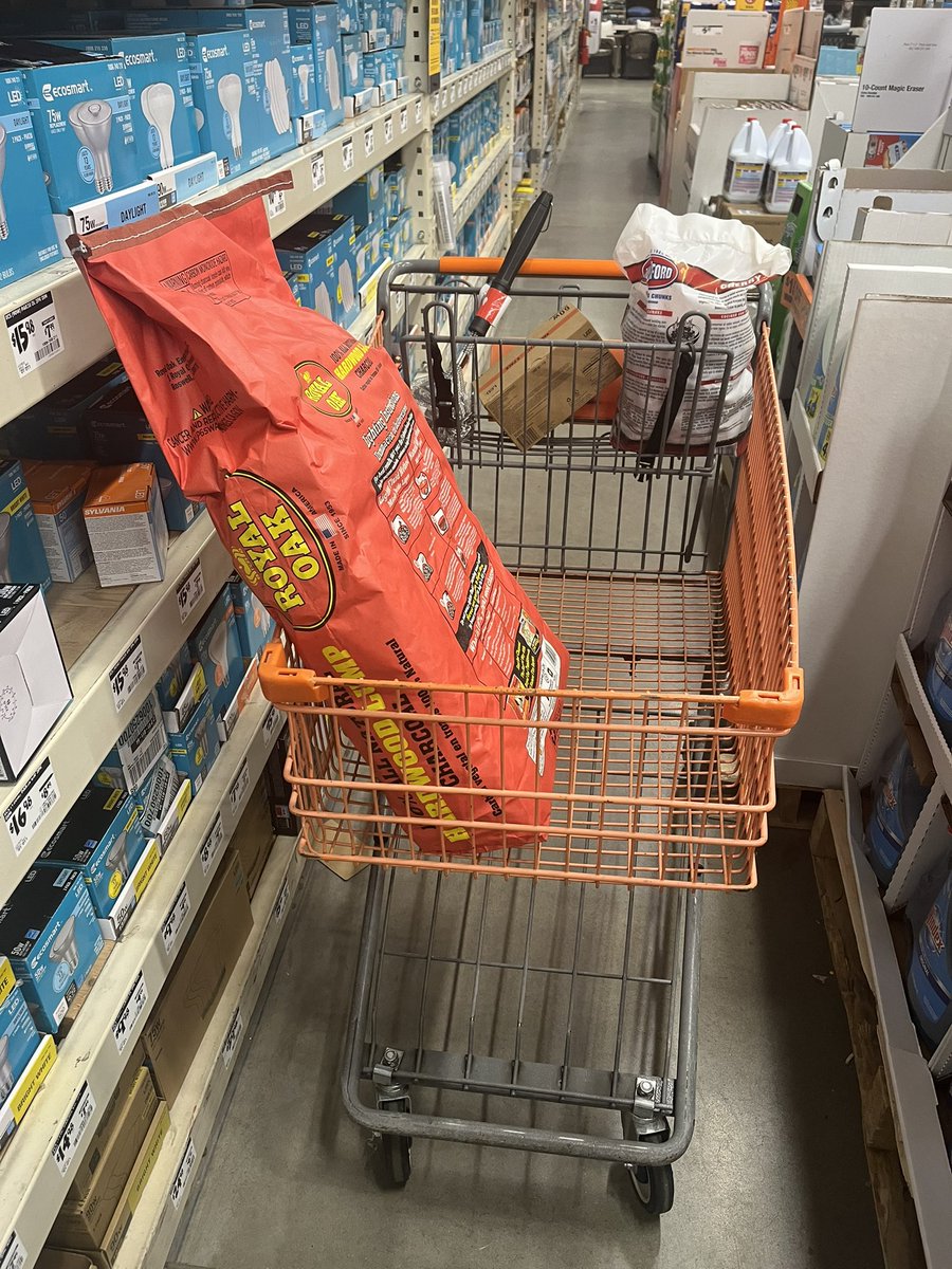 shawn_ck's tweet photo. Enjoying the customer experience that many retailers are embracing… minimal space for their shopping carts and customers. “Please stack more in the aisles,” no customer ever said. @HomeDepot @Walmart @Publix #brickandmortar #shopping https://t.co/8PfVpwZGvq