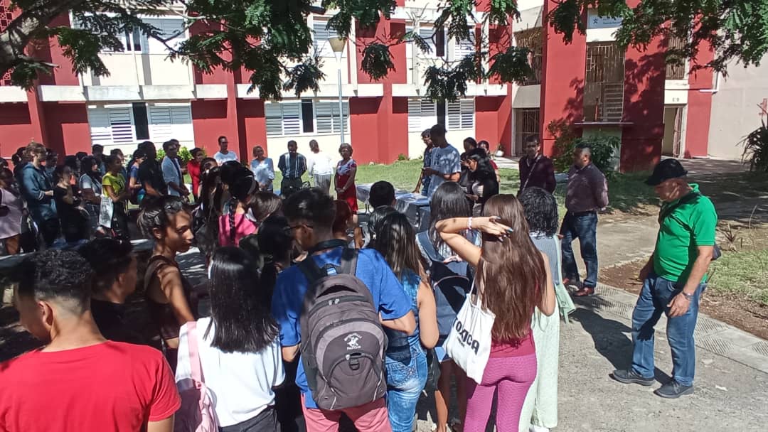 🔊🙋🏼‍♂️Hoy la UHo-FEU Facultad de Ciencias Sociales  le dió paso al Juramento Militar de las Milicias de Tropas Territoriales Universitarias👩🏻‍🏭👨🏻‍🏭
Nuestros jóvenes juraron y afirmaron darle el apoyo a nuestra patria en caso de ser necesario sin mirar atrás
✊🏻❤️🇨🇺