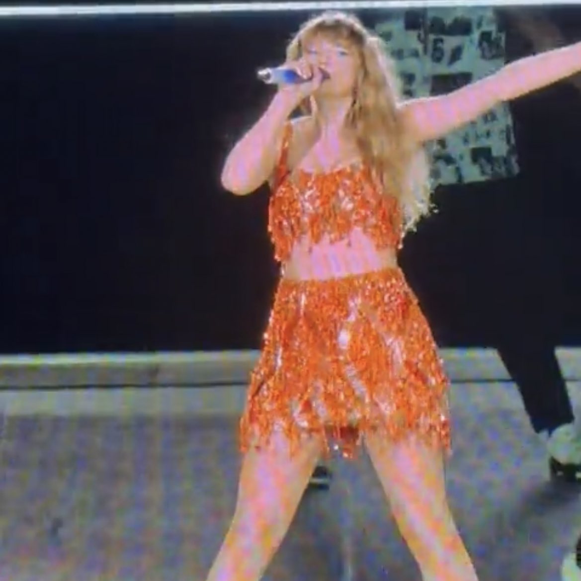 TSwiftLA's tweet image. 📸 | New orange outfit for the 1989 era! #TSTheErasTour #TampaTSTheErasTour