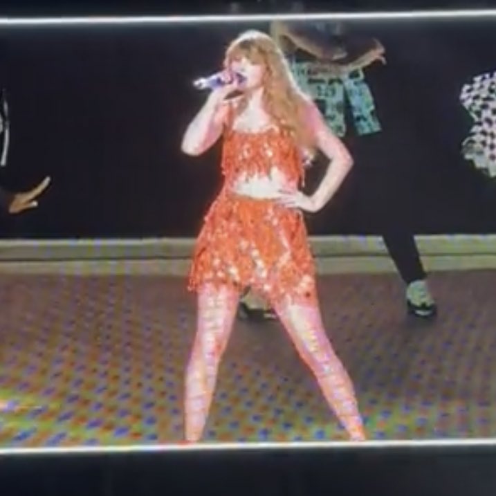 TSwiftLA's tweet image. 📸 | New orange outfit for the 1989 era! #TSTheErasTour #TampaTSTheErasTour