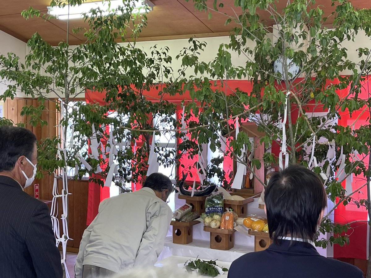hijiri_kc's tweet photo. 本日 聖高原夏山開き(安全祈願祭)が行われました🙏

別荘のお客様や聖高原に遊びにいらっしゃるお客様、日々の安全の祈りも込めて…🙏

 #聖高原  #麻績村  #長野県  #聖湖  #別荘地  #ヘラブナ  #釣り  #セカンドハウス  #夏山開き  #安全祈願  #山遊び  #アウトドア https://t.co/hfoc6u08lh