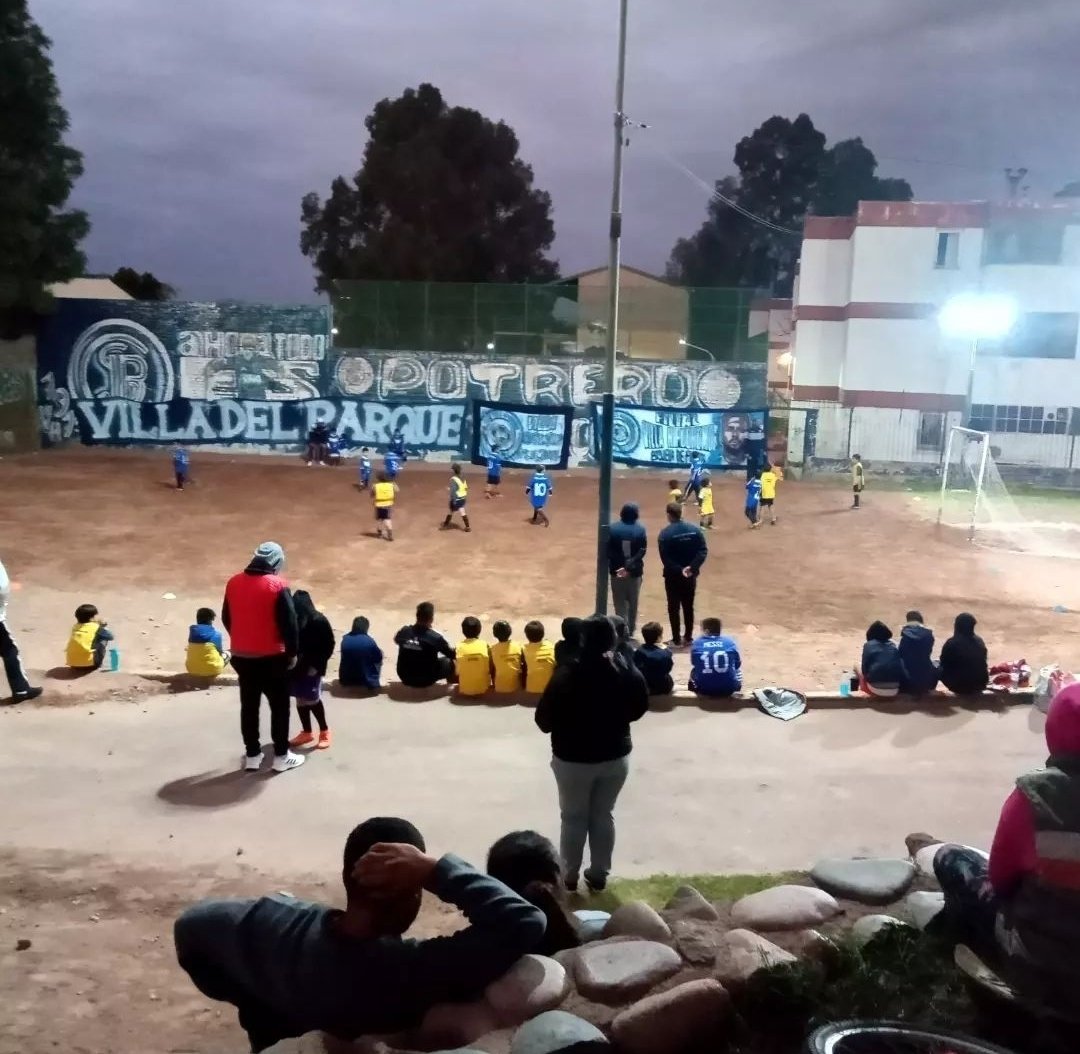 Vhipdromo's tweet photo. Tarde de fútbol ⚽ en el potrero. Gracias Es. de Fútbol Villa del Parque por visitarnos! https://t.co/7FAkryykHJ
