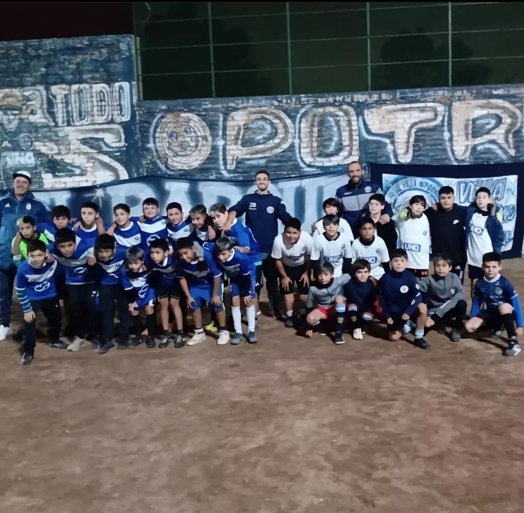 Vhipdromo's tweet photo. Tarde de fútbol ⚽ en el potrero. Gracias Es. de Fútbol Villa del Parque por visitarnos! https://t.co/7FAkryykHJ