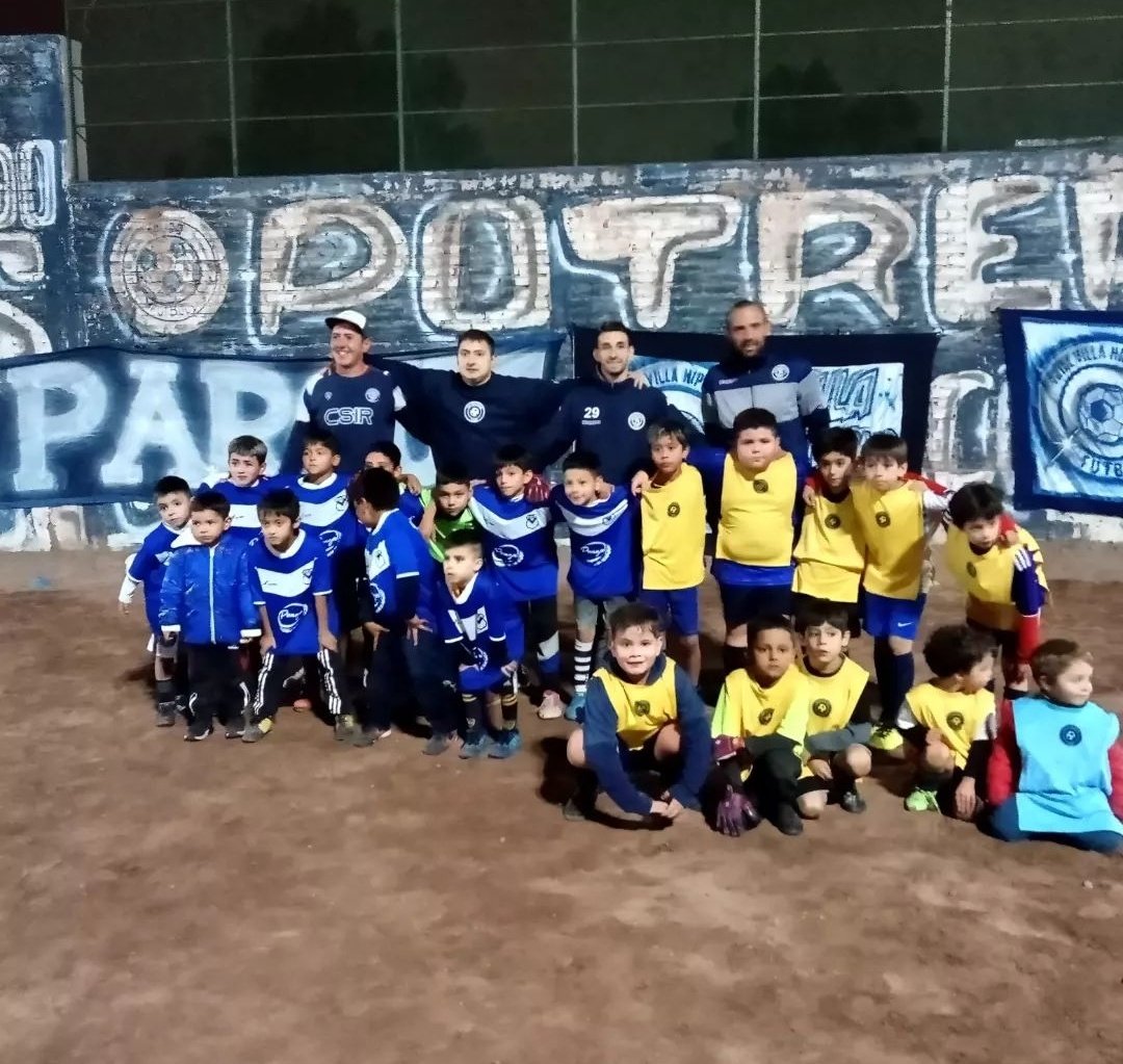 Vhipdromo's tweet photo. Tarde de fútbol ⚽ en el potrero. Gracias Es. de Fútbol Villa del Parque por visitarnos! https://t.co/7FAkryykHJ