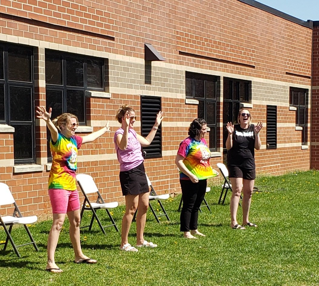 mpenneyosborn's tweet photo. Reading Month Reward Day! Soak the Principal and Teacher!🌊📚🌞#GLCSRead #GoGullLake #GLCSRyan @glbluedevils @rwoodrow8 @ambell0727 https://t.co/9vqc0Qkc3Y
