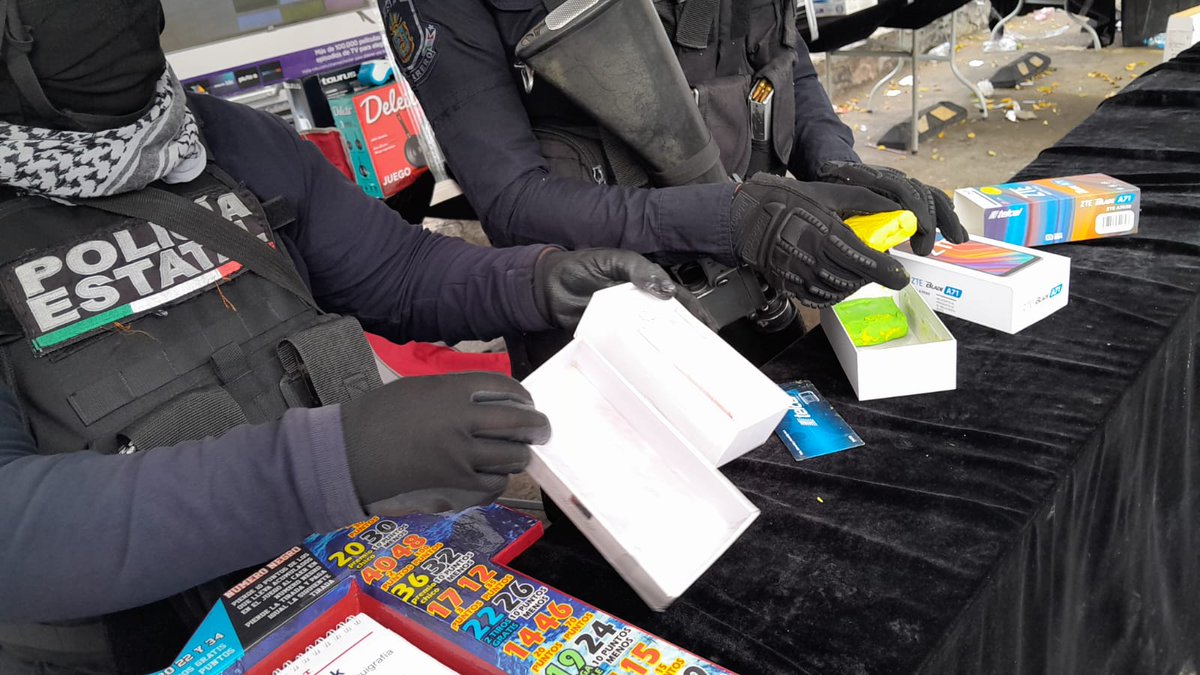 SSPGro's tweet photo. La @SSPGro informa: 
En atención a una denuncia al número de Emergencias 9-1-1, personal de la Policía Estatal detuvo a cuatro personas por su presunta relación con el delito de fraude en la ciudad de Chilpancingo. https://t.co/dQuuvf40fp