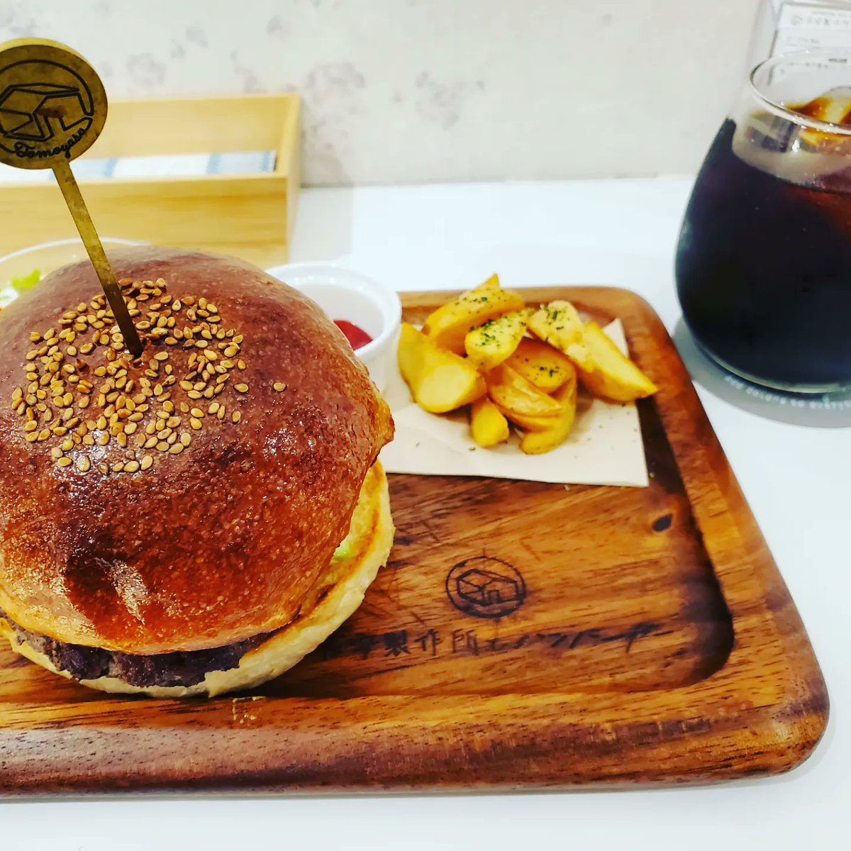 runrunmamachan's tweet photo. #友安製作所とハンバーガー
#ハンバーガー
食べたくなりお寄りしました。
友安製作所の店内観てまわるの
大好きです❤️
#ドアノブ や #可愛い雑貨
がいっぱいです
#韓国クロス #designid
貼った事がないのですが
気になるクロスです😊
@tomoyasucafe_hakata
#한국인테리어좋아
#인테리어좋아 https://t.co/j9b1en08qI