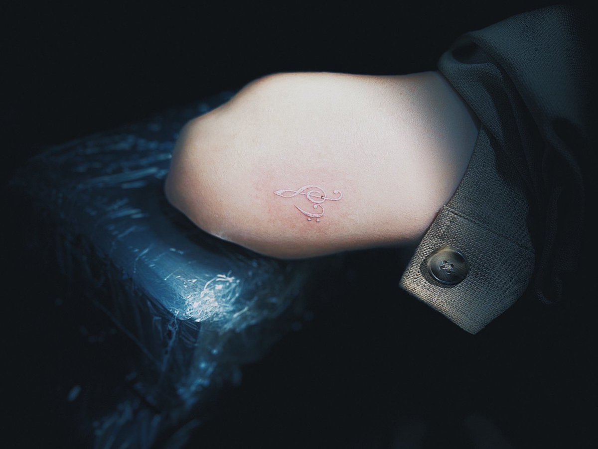 lunar_orbit_tattoo_studio【東大阪タトゥースタジオ】 (@lunarorbit) on Twitter photo 音符🎶ホワイトタトゥー
work by <a href="/tatoo_moe/">タトゥー彫る人(moe)</a>
#タトゥー #tattoo #刺青 #大阪 #大阪タトゥースタジオ #東大阪 #ホワイトタトゥー #音符 #ワンポイントタトゥー 音符🎶ホワイトタトゥー
work by <a href="/tatoo_moe/">タトゥー彫る人(moe)</a>
#タトゥー #tattoo #刺青 #大阪 #大阪タトゥースタジオ #東大阪 #ホワイトタトゥー #音符 #ワンポイントタトゥー