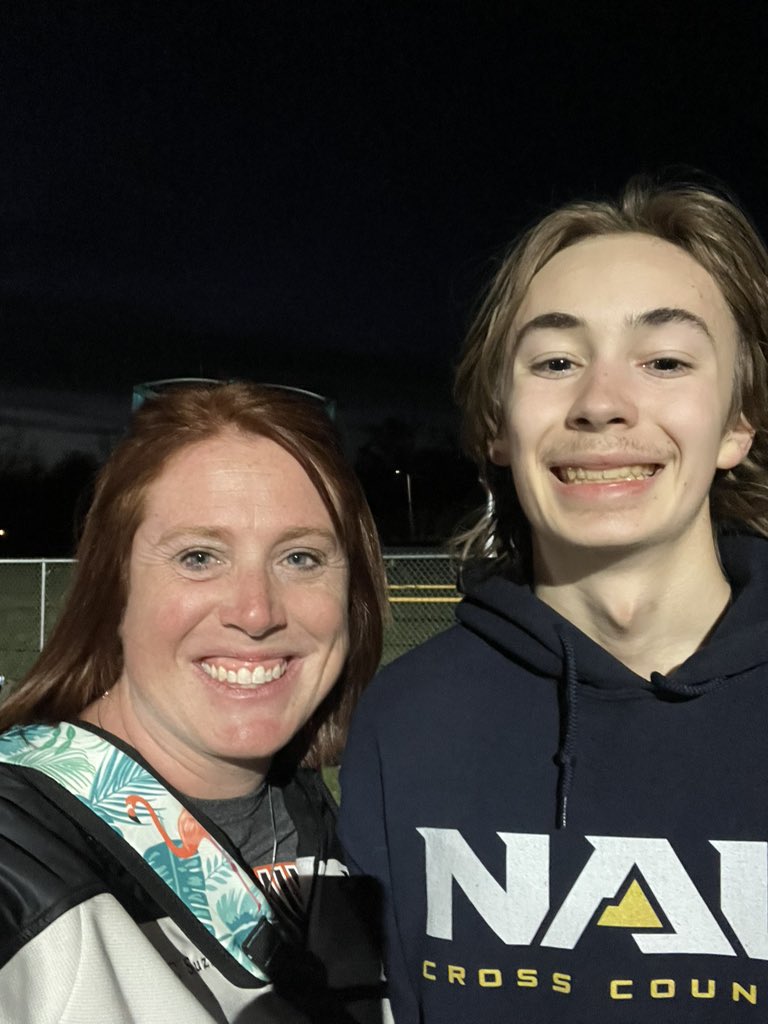 JHawksATC's tweet photo. Fun to see these cousins of mine do their thing tonight! #CousinSelfies #TrackEdition
@MollyStamp17 https://t.co/Thx8qRZ0g2