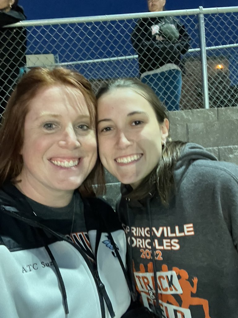 JHawksATC's tweet photo. Fun to see these cousins of mine do their thing tonight! #CousinSelfies #TrackEdition
@MollyStamp17 https://t.co/Thx8qRZ0g2