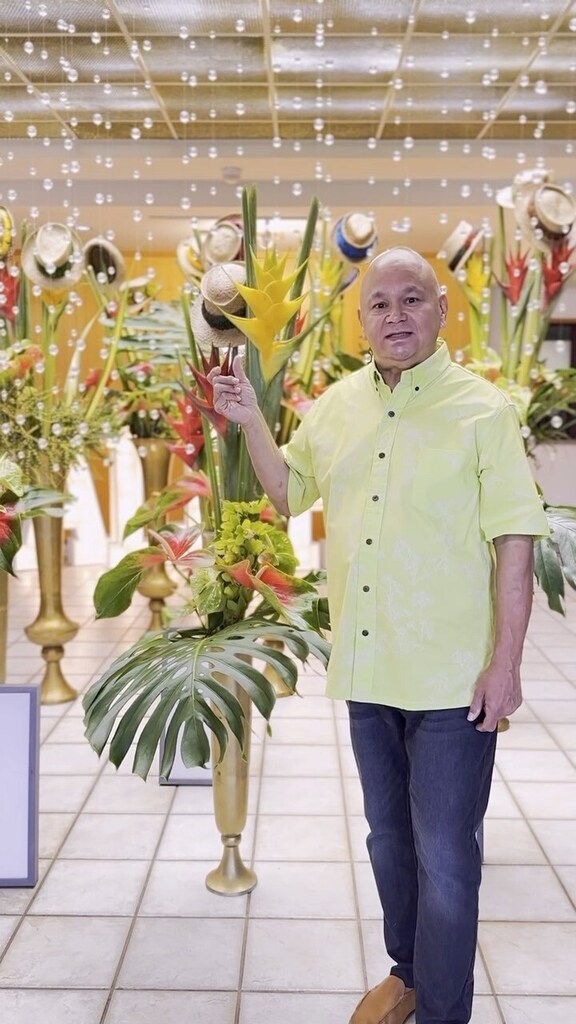 BICandies's tweet photo. Have you seen our gorgeous #MerrieMonarchWeek decorations in our Hilo store? Our @lanceduyao explains the tributes to kumu Johnny Lum Ho, Auntie Dottie Thompson, Uncle George Naʻope, and Aunty Luana Kawelu. @merriemonarchfestival #MerrieMonarchDasWhy https://t.co/D6CvkVlw7o https://t.co/Oeo0oSHBpp