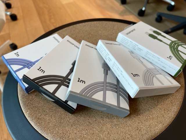 itoya_buyer's tweet photo. 充電ケーブルとACアダプターの取り扱いを始めました🙌
同じ色で合わせるも良し👍、違う色で合わせるも良し👍👍、セットで購入するも良し👍👍👍(※セットはブルーグレーとグレージュの2色のみ。画像はグレージュ)。
G.Itoya5F
#春に贈るプチギフト
#DIGIFORCE
#cube https://t.co/ehxfMvEROX
